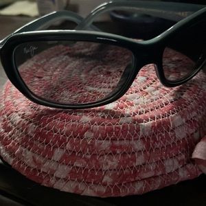 MAUI JIM POLARIZED WOMENS SUNGLASSES. GREAT CONDITION GENTLY USED.